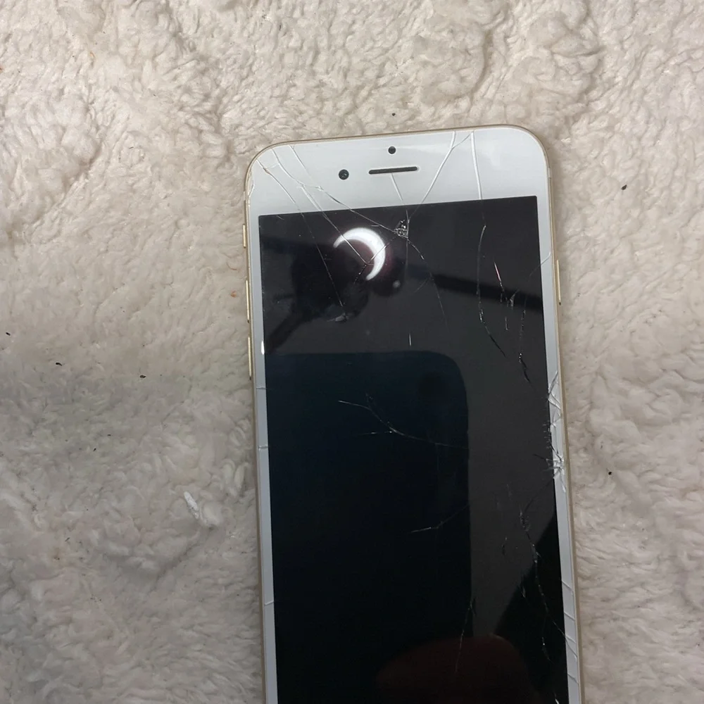 iPhone 6 Smartphone with White front/ Rose gold back 64GB cracked screen